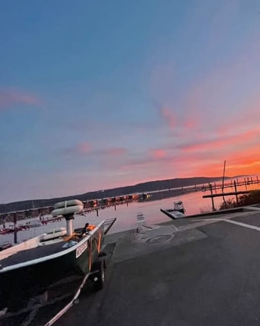 Angelboot mit E-Motor und Echolot am Hafen Großer Brombachsee