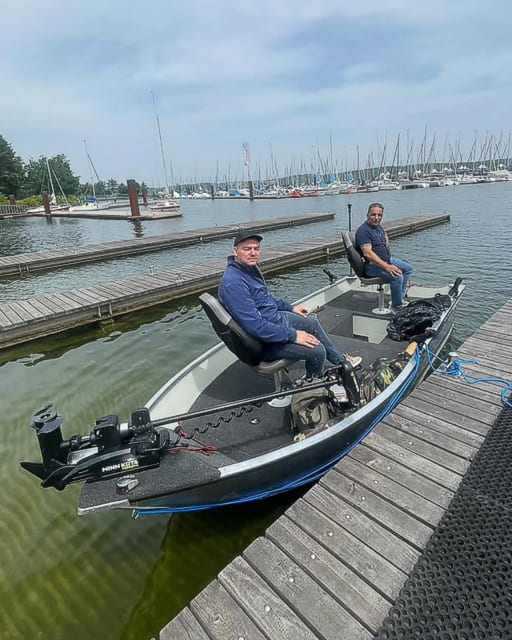 Angelboot im Brombachsee direkt am Anlegersteg im Hafen