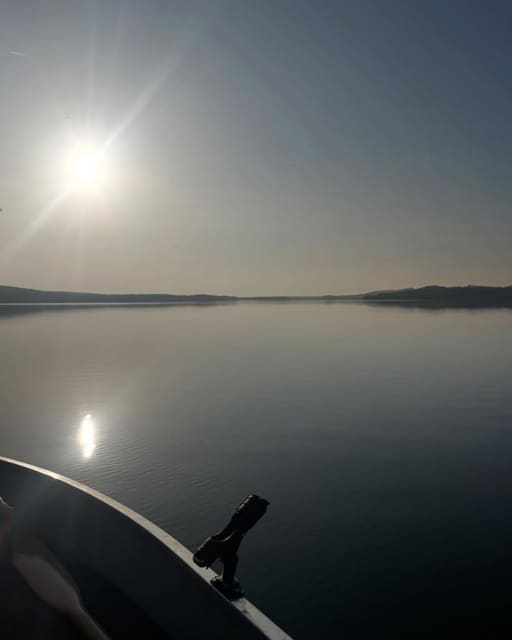 Ruhiges Gewässer auf dem Mietboot im Fränkischen Seenland