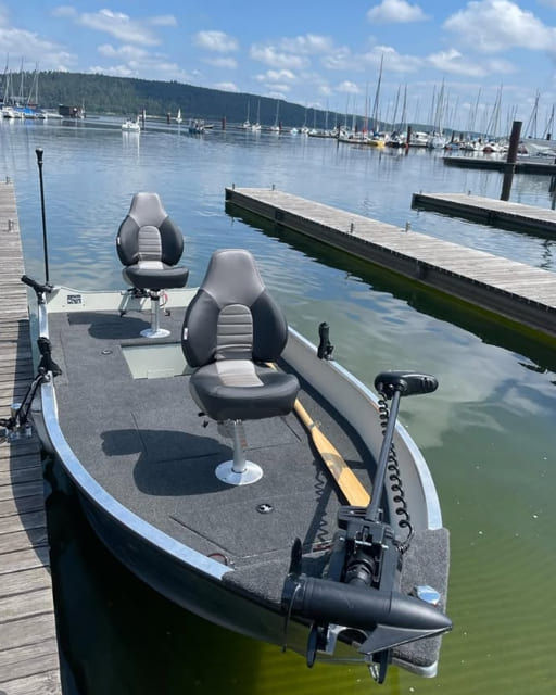 Unser modernes Alu-Angelboot mit Sitzen, E-Motor und Echolot